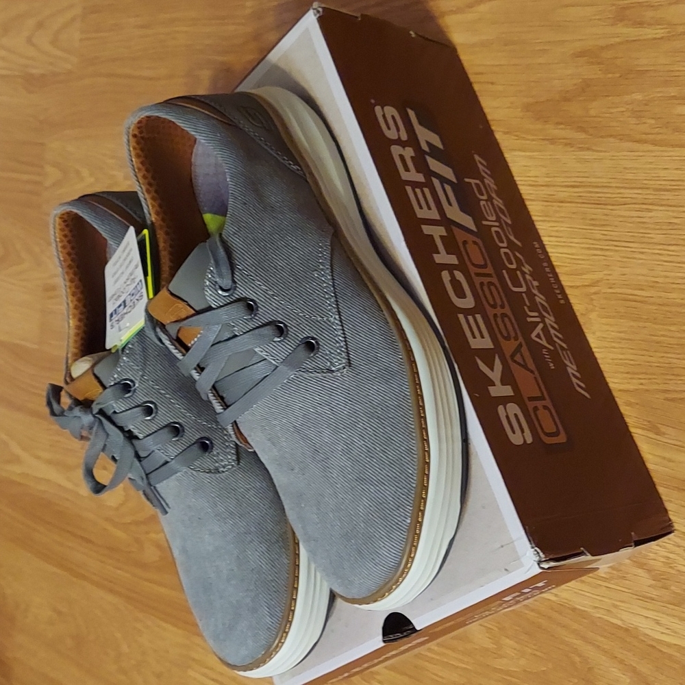 Mens Skechers Canvas Moreno shoes Size 8 wide NIB